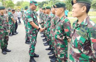 Danrem 151/Bny Tinjau Pos Satgas Pamrahwan Maluku Yonarmed 1/Roket/AY/2/2 Kostrad