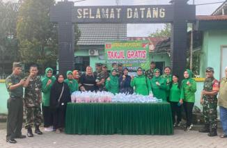 Foto Jajaran Kodim 1408-Makassar Bagi Takjil Pengguna jalan di Bulan Ramadhan