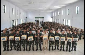 Foto Jelang Hari Raya Idul Fitri 1444 H, Dandim 1408/Makassar Bagikan Paket Dan THR 384 Personil
