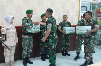 Foto Menjelang Hari Raya Idul Fitri, Dandim Beri Bingkisan kepada Prajuritnya