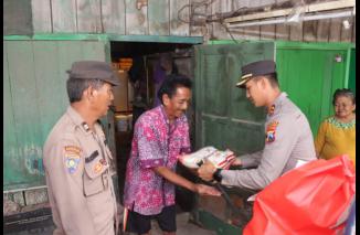Kapolres Pasuruan Sambangi Warga Pasar Hewan, Sampaikan Imbauan Kamtibmas dan Berbagi Sembako