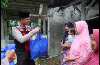Polri Peduli, Polres Pamekasan Salurkan Bantuan Sembako kepada Warga Terdampak Banjir