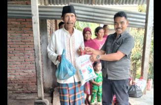 KBO Satres Narkoba Polres Langkat Berikan Bantuan Sosial Ke Warga Tidak Mampu
