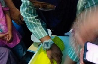 Foto Warga Desa Ganti Warno Heboh, Penemuan Bayi Di Warung