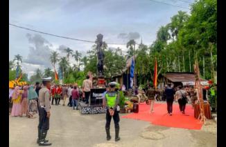 Personel Gabungan Lakukan Pengamanan Kunjungan Menparekraf di Perkampungan Adat