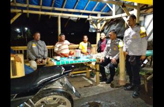 Foto Patroli Antisipasi 3C, Kapolsek Pasirian Berikan Himbauan Kamtibmas