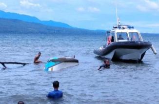 Foto Perahu Nelayan Terbalik Dihantam Ombak di Selat Bali, Gegara Baling-Baling Terlilit Sampah Plastik