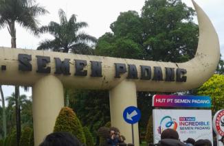 Anak Nagari Pauh V Dan Keluarga Besar Laskar Merah Putih Melakukan Demo Keyayasan Igasar Semen Padang.