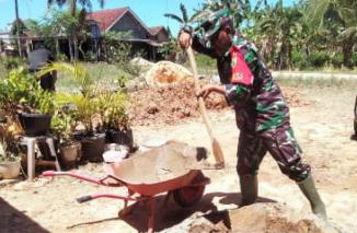 Babinsa Kodim 0421/Ls Bantu Perbaiki Rumah Warga di Desa Banjarsuri