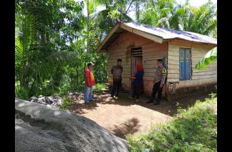 Polsek Tanjung Mutiara Bersama LSM Anak Nagari Peduli Gelar Kegiatan Bedah Rumah