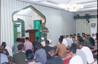 Pangdam Pattimura Jalin Silaturahmi dengan Tarawih Bersama Prajurit