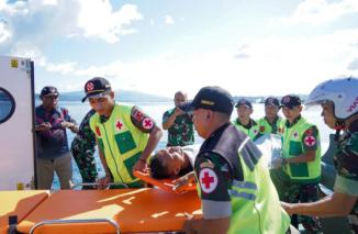 Kolaborasi Bekangdam dan Kesdam XVI/Pattimura Evakuasi Korban Kecelakaan Laut 