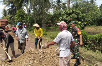 Foto Babinsa Kodim 0421/Ls Terjun kelapangan membantu masyarakat perbaiki jalan