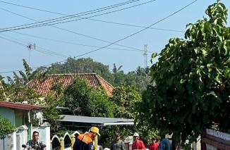 Foto Sahabat Ard Gotong Royong Perbaiki Badan dan Bibir Jalan di Kelurahan Sidogede .