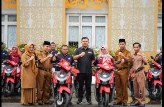 Foto Sutan Riska Serahkan 41 Unit Kendaraan untuk TKSK dan Pendamping PKH