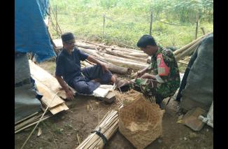 Foto Jalin Silaturahmi, Babinsa Kodim 0421/Ls Komsos Kunjungi Pengrajin Bambu