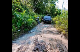 Akses jalan penghubung Desa Panu'ut ke Desa Mangkahui di Kecamatan Murung Kabupaten Miring Raya kondisinya sangat memprihatinkan