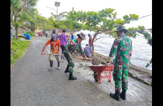 Foto Bentuk Kepedulian, Satgas Yonarmed 1 Kostrad Bangun Talud Jalan Sepanjang Pesisir Pantai