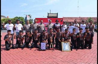 Semarak Hari Bhayangkara, Belasan Tim Unjuk Kebolehan di Lomba Tongtek Tradisional