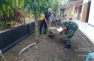 Foto Peduli Kebersihan Tempat Ibadah, Babinsa Koramil Panggungrejo Laksanakan Kerja Bakti Bersihkan Vihara