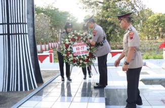Penuh Khidmat, Polres Jepara Lakukan Ziarah dan Tabur Bunga