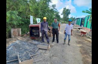 Foto Kembali Babinsa Koramil 431-02/Muntok melaksanakan Komsos di desa binaan
