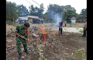 Foto Pereerat sinegritas Anggota Koramil 431-03/Kelapa melaksanakan gotong royong bersama anggota Polsek Kelapa