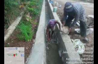 Foto Drainase Ruas Jalan Kecamatan Sukoharjo - Banyumas Di Bangun, Masyarakat Sambut Gembira