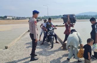 Foto Patroli Sat Polair Polres Bangka Barat, Ciptakan Sitkamtibmas di Pelabuhan Tetap Kondusif
