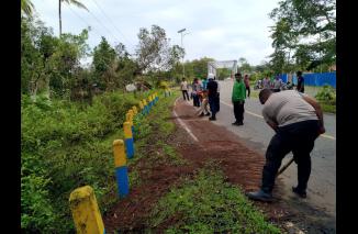 Foto Personil Polres Seram Bagian Barat, Melaksanakan Kegiatan pembersihan lingkungan Di Titik Lokasi Rawan Banjir