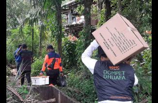 Foto Tanggapi Bencana Alam Longsor Kabupaten Agam, Dompet Dhuafa Singgalang Terjunkan Tim.