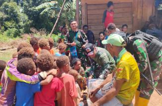 Foto Definisi Rakyat Percaya TNI, Satgas Yonif 725/Woroagi Terima Tanah Seluas 1 Hektar Dari Masyarakat Perbatasan