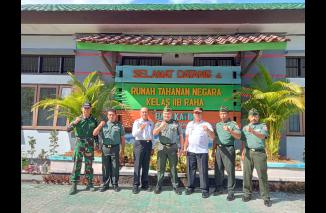 Foto Silaturahim,Dandim Muna Sambangi Lapas Kelas II B Raha