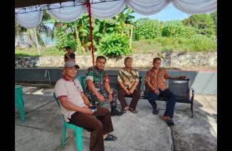 Foto Babinsa Koramil 431-01/Jebus komsos bersama aparatur Pemerintahan Desa Ketap