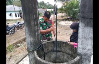 Foto Babinsa Koramil 431-03/Kelapa pastikan wilayahnya aman dari kekeringan melalui Komsos
