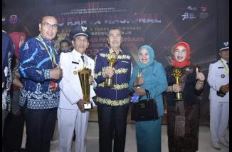 Foto Pj.Bupati Kampar Terima Penghargaan Upakarya Wanua Nugraha Bukti keberhasilan membina Desa