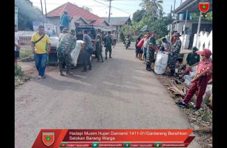 Foto Hadapi Musim Hujan Danramil 1411-01/Gantarang Bersihkan Selokan Bareng Warga