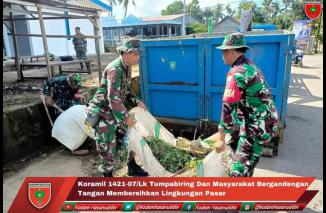Foto Koramil 1421-07/Lk Tumpabiring Dan Masyarakat Bergandengan Tangan Membersihkan Lingkungan Pasar