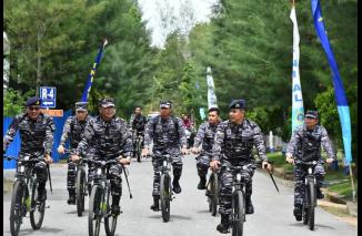 Foto Lebih Dekat Dengan Prajurit, Komandan Lantamal Xlll Bersama Pangkoarmada ll Kunjungi Lanal Kotabaru