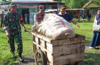Personel Koramil 1426-01/Polut, Bersama Masyarakat Laksanakan Kerja Bakti Pembersihan Pasar
