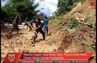 Foto Material Longsor Tutupi Badan Jalan, Personil Kodim Maros Dibantu Warga Lakukan Pembersihan