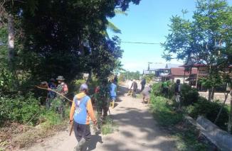 Foto Babinsa Koramil 1420-03/Marittengae Bersama Warga Karya Bakti Membersihkan Saluran Air dan Pinggir Jalan