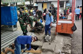 Foto Meminimalisir Wabah Penyakit, Personil Koramil 1424-01/Sinjai Utara Bersama Masyarakat Bersihkan Pasar