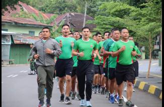 Foto Ciptakan Kebersamaan Danrem 141/Tp Aerobik Bersama Prajurit