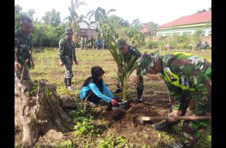 Foto Personel Koramil 1426-01/Polut Laksanakan Kegiatan Kerja Bhakti Penanaman Pohon