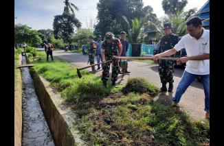 Foto Peduli Lingkungan, Anggota Koramil 1426-02/Polsel Bersama Warga Gotong Royong