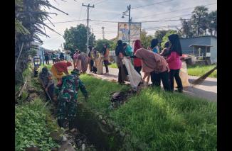 Foto Cegah Banjir, Personel Koramil 1426-03/Galut Bersama Masyakarat Bersihkan Saluran Air