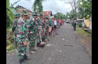 Foto Personel Koramil 1426-06/Mapsu Bersama Masyakarat Bersihkan Saluran Air