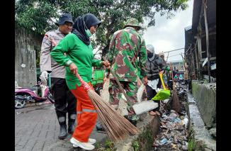Foto Sinergitas TNI- POLRI  dan Instansi Terkait Serta Masyarakat Kerja Bakti Bersihkan Pasar