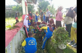 Personel Koramil 1426-01/Polut, Ajak Warga Dan Siswa Sekolah Dasar Gotong Royong Bersihkan Saluran Air